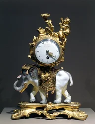 Schreibtischuhr (vergoldete Bronze, Porzellan, Emaille & Glas)